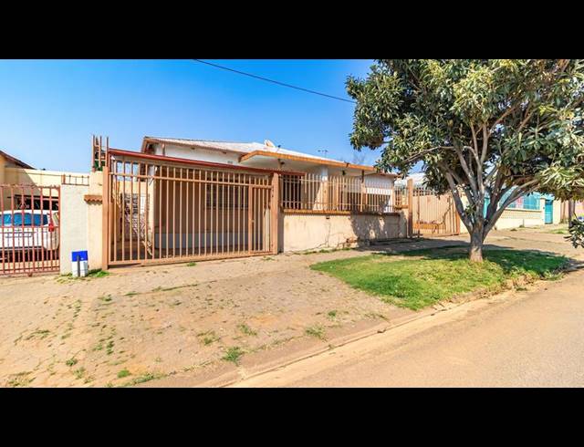 4 BEDROOM HOUSE FOR SALE IN BEZUIDENHOUT VALLEY